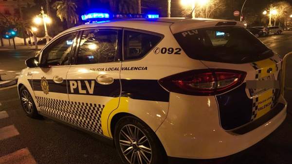 Detingut per presumptament agredir la seua exparella en un carrer de València gràcies a l'avís de tres joves Detingut per presumptament agredir la seua exparella en un carrer de València gràcies a l'avís de tres joves
