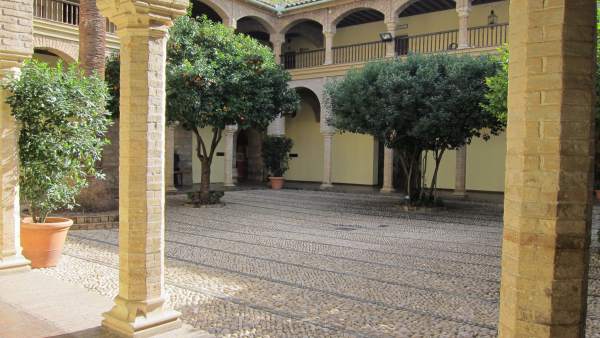 Patio principal del Palacio de Congresos de la calle Torrijos Patio principal del Palacio de Congresos de la calle Torrijos
