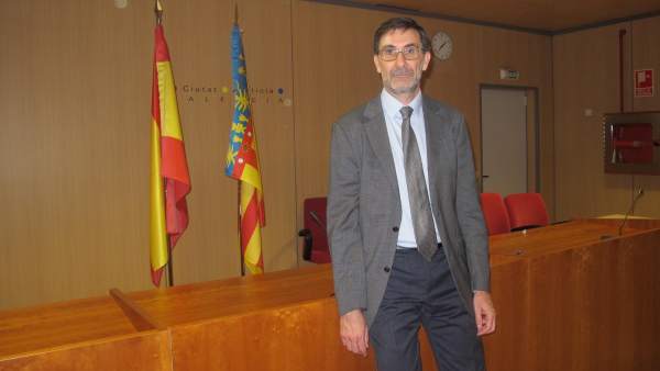 LOS JUECES DE VALENCIA ELIGEN A CÉSAR ZENÓN CALVÉ CORBALÁN COMO NUEVO DECANO LOS JUECES DE VALENCIA ELIGEN A CÉSAR ZENÓN CALVÉ CORBALÁN COMO NUEVO DECANO