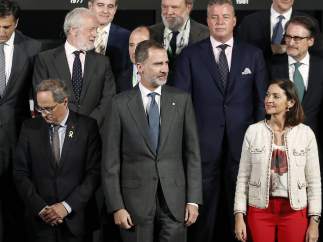 El Rey Felipe VI y el president de la Generalitat, Quim Torra, posan juntos en el Salón del Automóvil.