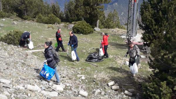 Sesenta voluntarios recogen 800 kilos de desechos en el Parc Natural de l'Alt Pirineu (Lleida) Sesenta voluntarios recogen 800 kilos de desechos en el Parc Natural de l'Alt Pirineu (Lleida)