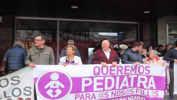 Anpas y vecinos se manifiestan en Vigo para demandar un aumento de la plantilla de pediatras Anpas y vecinos se manifiestan en Vigo para demandar un aumento de la plantilla de pediatras