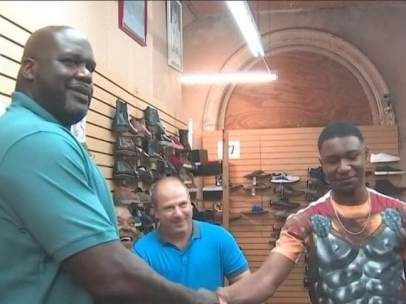 Shaquille O'neal regala zapatillas a un niño