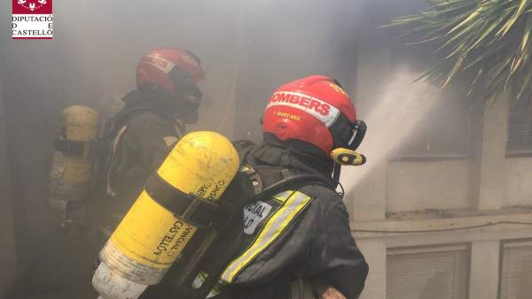 CastellÃ³n.-Sucesos.- Cuatro atendidos al arder una nave en Vall d'Alba, 3 bomberos por el humo y una mujer por ansiedad