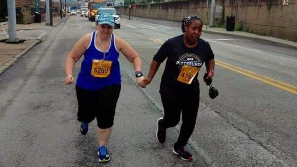 Dos mujeres acaban una maratón cogidas de la mano Dos mujeres acaban una maratón cogidas de la mano