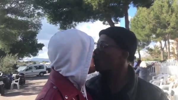 VOX Baleares publica un vídeo de una pareja gay interracial besándose VOX Baleares publica un vídeo de una pareja gay interracial besándose