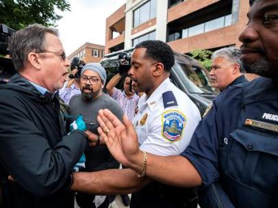Activistas en la embajada de Venezuela en EE UU