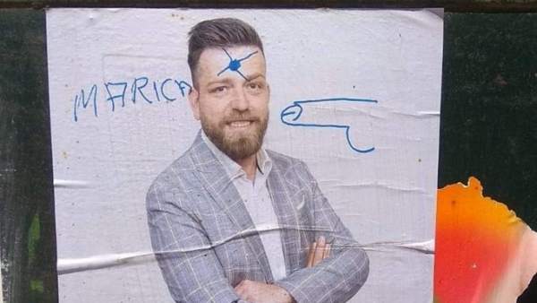 El alcalde de San Martín de la Vega (PSOE) sufre pintadas en sus carteles de campaña con la palabra 'maricón' El alcalde de San Martín de la Vega (PSOE) sufre pintadas en sus carteles de campaña con la palabra 'maricón'