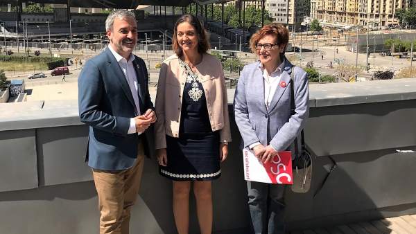 La ministra Maroto acusa a Colau de mirar hacia otro lado con el top manta. La ministra Maroto acusa a Colau de mirar hacia otro lado con el top manta.