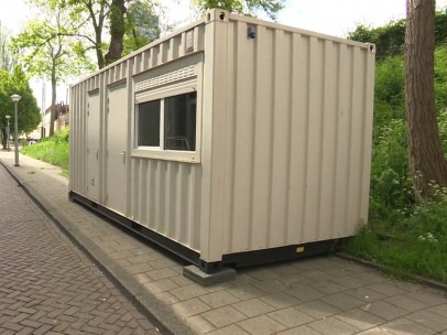 El contenedor que se alquila por Airbnb como una casa limpia con baño privado.