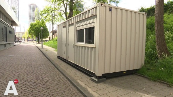 El contenedor que se alquila por Airbnb como una casa limpia con baño privado. El contenedor que se alquila por Airbnb como una casa limpia con baño privado.