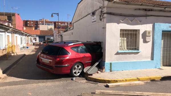 Valencia.- Sucesos.- Un vehículo se empotra en una vivienda abandonada de Xirivella y el conductor sale ileso Valencia.- Sucesos.- Un vehículo se empotra en una vivienda abandonada de Xirivella y el conductor sale ileso
