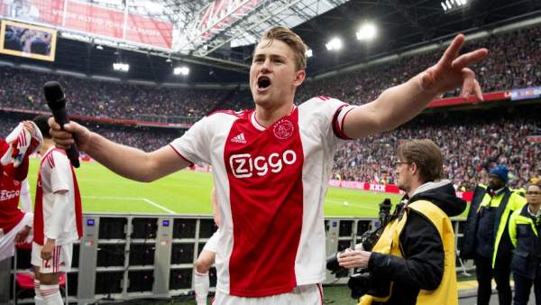 De Ligt celebra un título con el Ajax De Ligt celebra un título con el Ajax