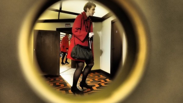 Una mujer observada por una mirilla Una mujer observada por una mirilla