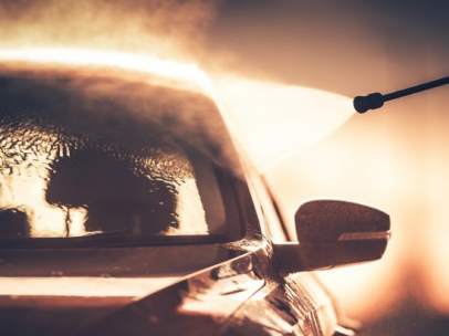 Así tienes que limpiar los cristales de tu coche para que queden impecables