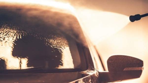 Así tienes que limpiar los cristales de tu coche para que queden impecables Así tienes que limpiar los cristales de tu coche para que queden impecables