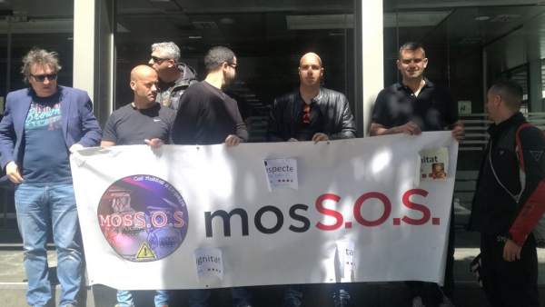 Sindicalistas de Mossos se encierran en la Conselleria de Interior pidiendo negociar. Sindicalistas de Mossos se encierran en la Conselleria de Interior pidiendo negociar.