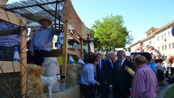 Cerca de 5.000 personas asisten al desfile de San Isidro en Talavera que ha contado con 25 carrozas y 250 caballistas Cerca de 5.000 personas asisten al desfile de San Isidro en Talavera que ha contado con 25 carrozas y 250 caballistas