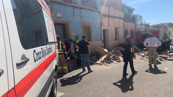 Vecinos de la vivienda derrumbada en Badajoz provocando una fallecida dicen que sus inquilinos 'acumulan basura' Vecinos de la vivienda derrumbada en Badajoz provocando una fallecida dicen que sus inquilinos 'acumulan basura'