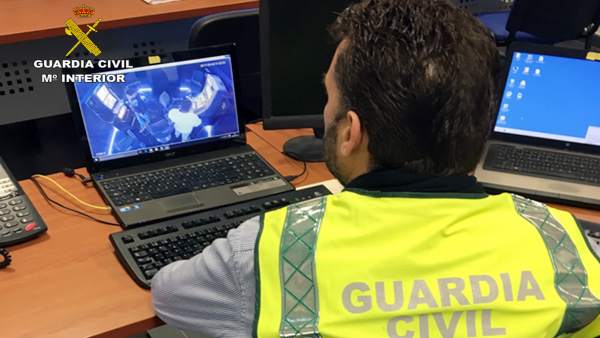 Sucesos.- La Guardia Civil detiene/investiga a dos personas dedicadas a cometer robos y hurtos por el método del abrazo Sucesos.- La Guardia Civil detiene/investiga a dos personas dedicadas a cometer robos y hurtos por el método del abrazo