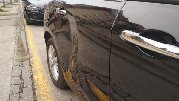 Coche VTC con daños denunciados en Granada Coche VTC con daños denunciados en Granada