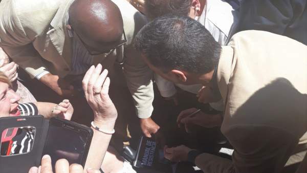 Sánchez firma autógrafos y se hace selfies con ciudadanos durante su visita a San Sebastián Sánchez firma autógrafos y se hace selfies con ciudadanos durante su visita a San Sebastián