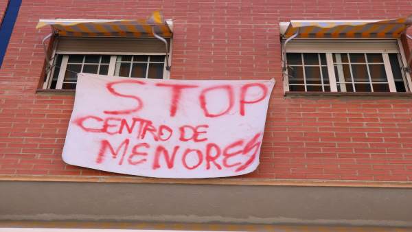 Pancarta de protesta por el centro de menores tutelados en Rubí. Pancarta de protesta por el centro de menores tutelados en Rubí.