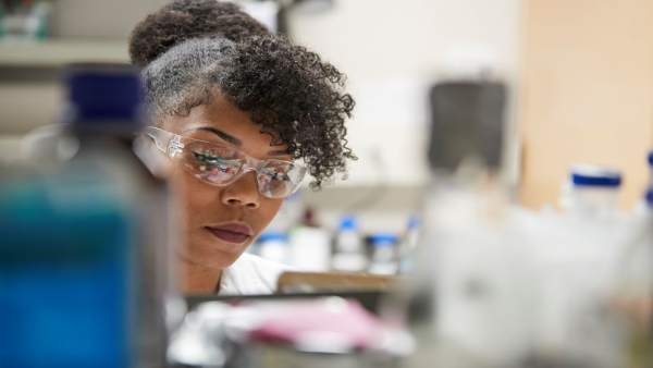 Científicos brasileños crean una estrategia que frena el crecimiento de las células del cáncer de mama triple negativo Científicos brasileños crean una estrategia que frena el crecimiento de las células del cáncer de mama triple negativo