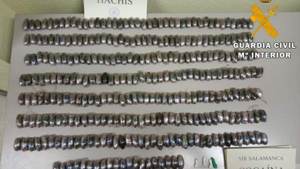 Detenidos en Salamanca dos vecinos de Pontevedra que viajaban con 3.000 gramos de hachís en el salpicadero del coche Detenidos en Salamanca dos vecinos de Pontevedra que viajaban con 3.000 gramos de hachís en el salpicadero del coche