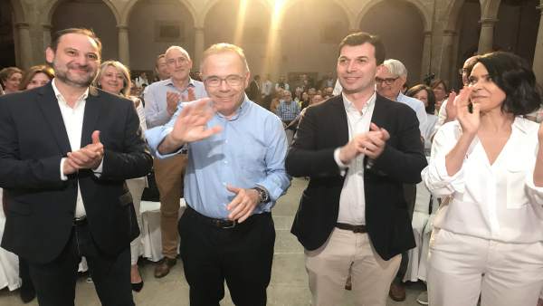 Ábalos acusa a 'independentistas' y 'antiindependentistas' de 'retroalimentarse' e impedir la convivencia Ábalos acusa a 'independentistas' y 'antiindependentistas' de 'retroalimentarse' e impedir la convivencia