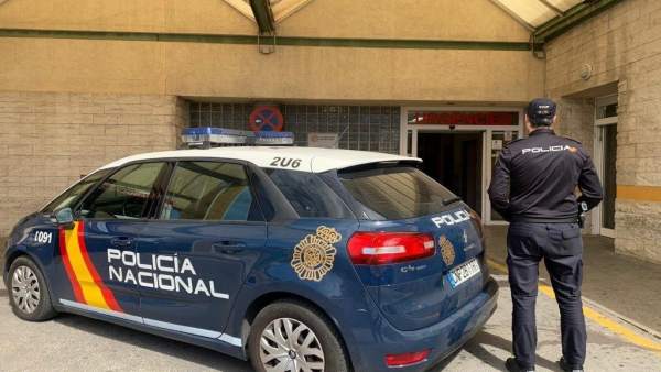 Alicante.- Sucesos.- Detenido un joven por escupir y tratar de agredir a un médico del General que no le hizo una receta Alicante.- Sucesos.- Detenido un joven por escupir y tratar de agredir a un médico del General que no le hizo una receta