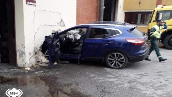 Sucesos.- Tres heridos leves en la colisión de un turismo contra un muro en Nava Sucesos.- Tres heridos leves en la colisión de un turismo contra un muro en Nava