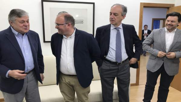 El padre de Leopoldo López asegura que su hijo 'se siente más libre' y respira 'tranquilidad' en la embajada de España El padre de Leopoldo López asegura que su hijo 'se siente más libre' y respira 'tranquilidad' en la embajada de España
