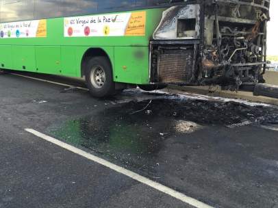 Fuertes retenciones en la A-1 a la altura de Alcobendas tras incendiarse un autobús interurbano