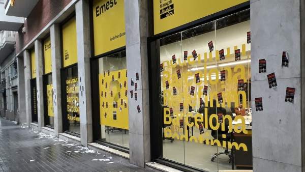 La sede de campanya de ERC llena de pegatinas. La sede de campanya de ERC llena de pegatinas.