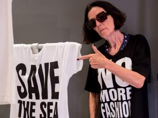 Katharine Hamnett junto uno de sus diseños.