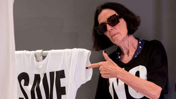 Katharine Hamnett junto uno de sus diseños. Katharine Hamnett junto uno de sus diseños.