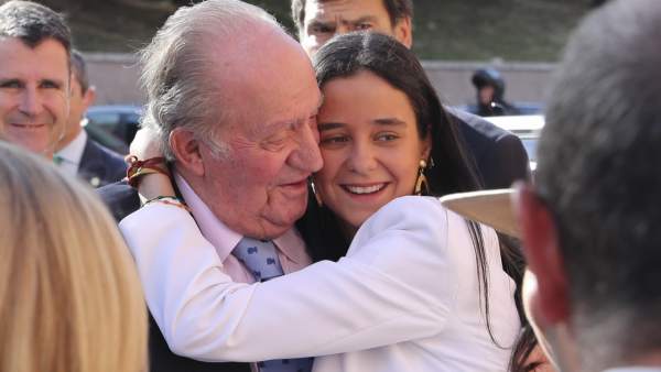 El rey Juan Carlos, junto a su nieta Victoria Federica en Las Ventas. El rey Juan Carlos, junto a su nieta Victoria Federica en Las Ventas.