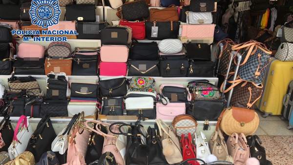 Sucesos.- Detenidas 23 personas en Gran Canaria por la venta de productos falsos valorados en más de un millón de euros Sucesos.- Detenidas 23 personas en Gran Canaria por la venta de productos falsos valorados en más de un millón de euros