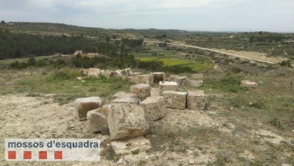 Sucesos.- Detenido por derrocar el Arco de Adar en Llardecans (Lleida) con un camión Sucesos.- Detenido por derrocar el Arco de Adar en Llardecans (Lleida) con un camión