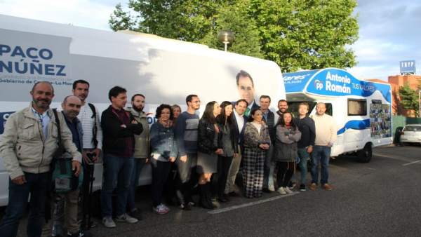 26M.- La 'Paconeta Plus' De Núñez Y La Caravana De Román Se Encuentran Y Ambos Se Fotografían En Ellas Con Periodistas 26M.- La 'Paconeta Plus' De Núñez Y La Caravana De Román Se Encuentran Y Ambos Se Fotografían En Ellas Con Periodistas