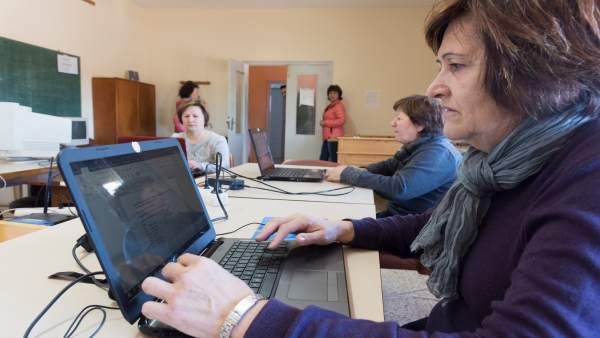 Cinco nuevos cursos sobre tecnología para mayores se imparten este mes en los telecentros de la provincia de Huesca Cinco nuevos cursos sobre tecnología para mayores se imparten este mes en los telecentros de la provincia de Huesca