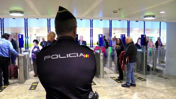 Alicante.- Sucesos.- Detenidos un padre y un hijo en el aeropuerto al intentar embarcar 400 gramos de hachís Alicante.- Sucesos.- Detenidos un padre y un hijo en el aeropuerto al intentar embarcar 400 gramos de hachís