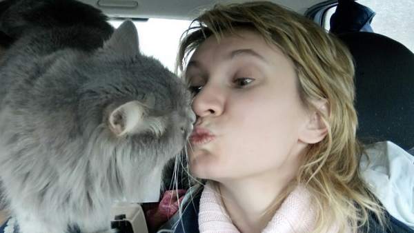 Anna y su gato Anna y su gato