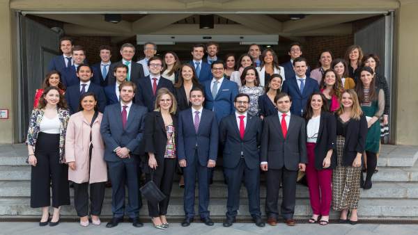 FINDE Un total de 35 médicos residentes finalizan su especialización en la Clínica Universidad de Navarra FINDE Un total de 35 médicos residentes finalizan su especialización en la Clínica Universidad de Navarra