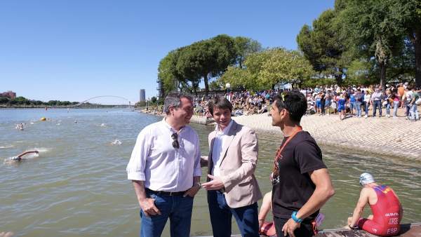 Sevilla.-El cordobés Camilo Puertas y la sevillana Rocío Molas ganan XXIII Triatlón de Sevilla, con 2.500 participantes Sevilla.-El cordobés Camilo Puertas y la sevillana Rocío Molas ganan XXIII Triatlón de Sevilla, con 2.500 participantes