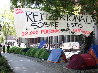 Acampada personas sin hogar en el Paseo del Prado