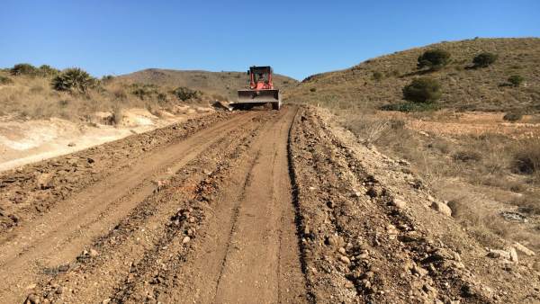 Arrancan las obras de mejora de los dos caminos principales de acceso al Parque Regional de Calblanque Arrancan las obras de mejora de los dos caminos principales de acceso al Parque Regional de Calblanque