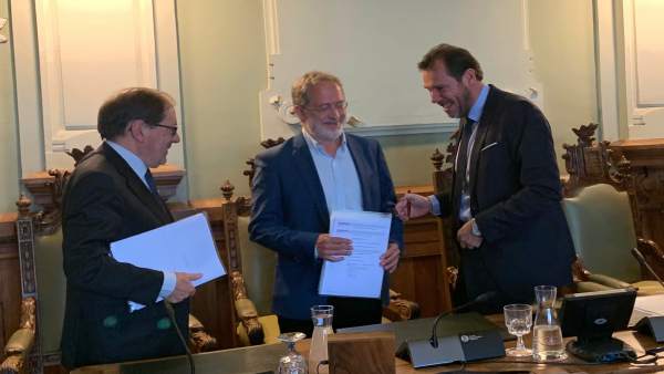 Saravia y Puente sacan adelante su PGOU para el 'cambio de modelo' pese a los votos en contra de PP, Cs y el no adscrito Saravia y Puente sacan adelante su PGOU para el 'cambio de modelo' pese a los votos en contra de PP, Cs y el no adscrito