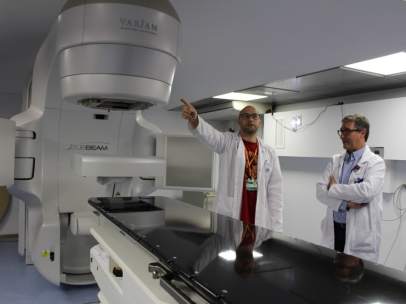 El Hospital Arnau de Vilanova de Lleida estrena un acelerador de radioterapia pagado por Amancio Ortega
